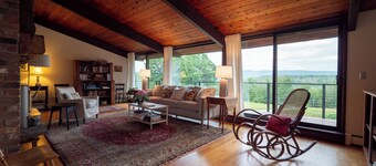 Secluded 4 bedroom home with sweeping mountain views in Williamstown