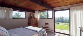 Secluded 4 bedroom home with sweeping mountain views in Williamstown