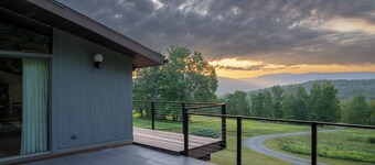 Secluded 4 bedroom home with sweeping mountain views in Williamstown