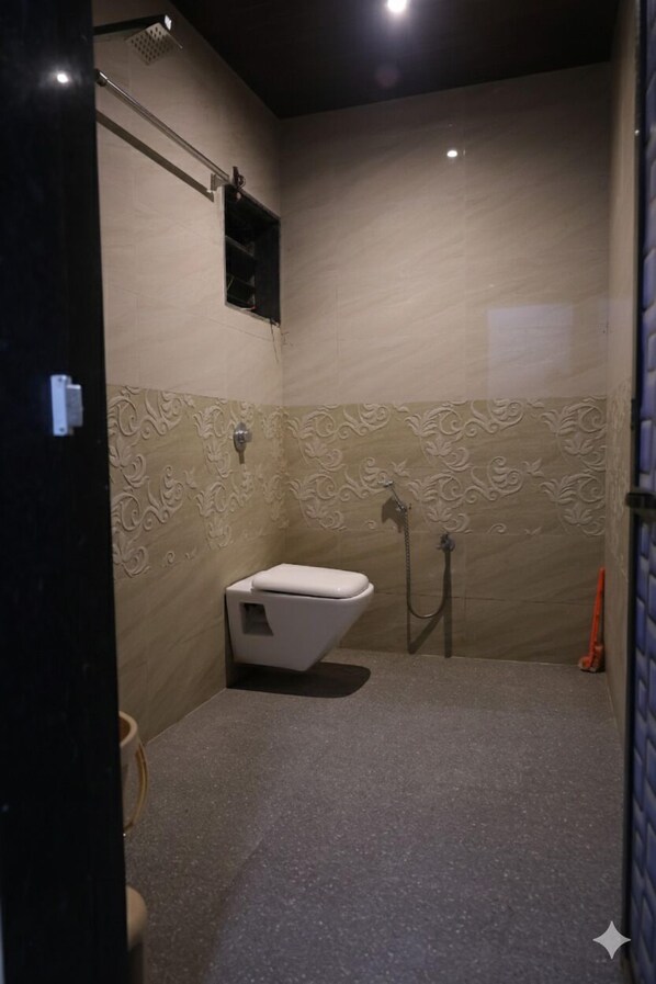Habitación clásica con 1 cama matrimonial o 2 individuales | Baño | Toallas, jabón, shampoo, papel de baño 