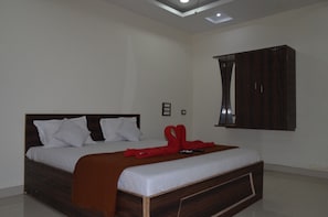 Deluxe Double or Twin Room, Garden View | Meja, Wi-fi percuma