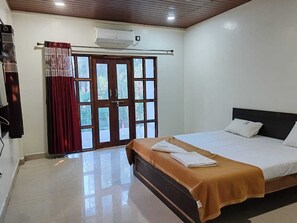 Deluxe-herbergi fyrir tvo - útsýni yfir garð | Skrifborð, ókeypis þráðlaus nettenging