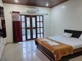Deluxe Double or Twin Room, Garden View | Desk, free WiFi