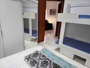 2 室のベッドルーム、アイロン / アイロン台、WiFi (無料)、ベッドシーツ