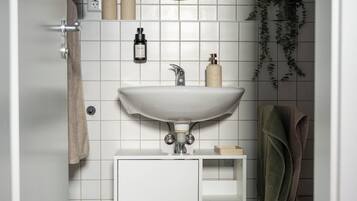 Dusche, Handtücher, Seife, Toilettenpapier