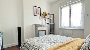 1 slaapkamer, een strijkplank/strijkijzer, wifi, beddengoed