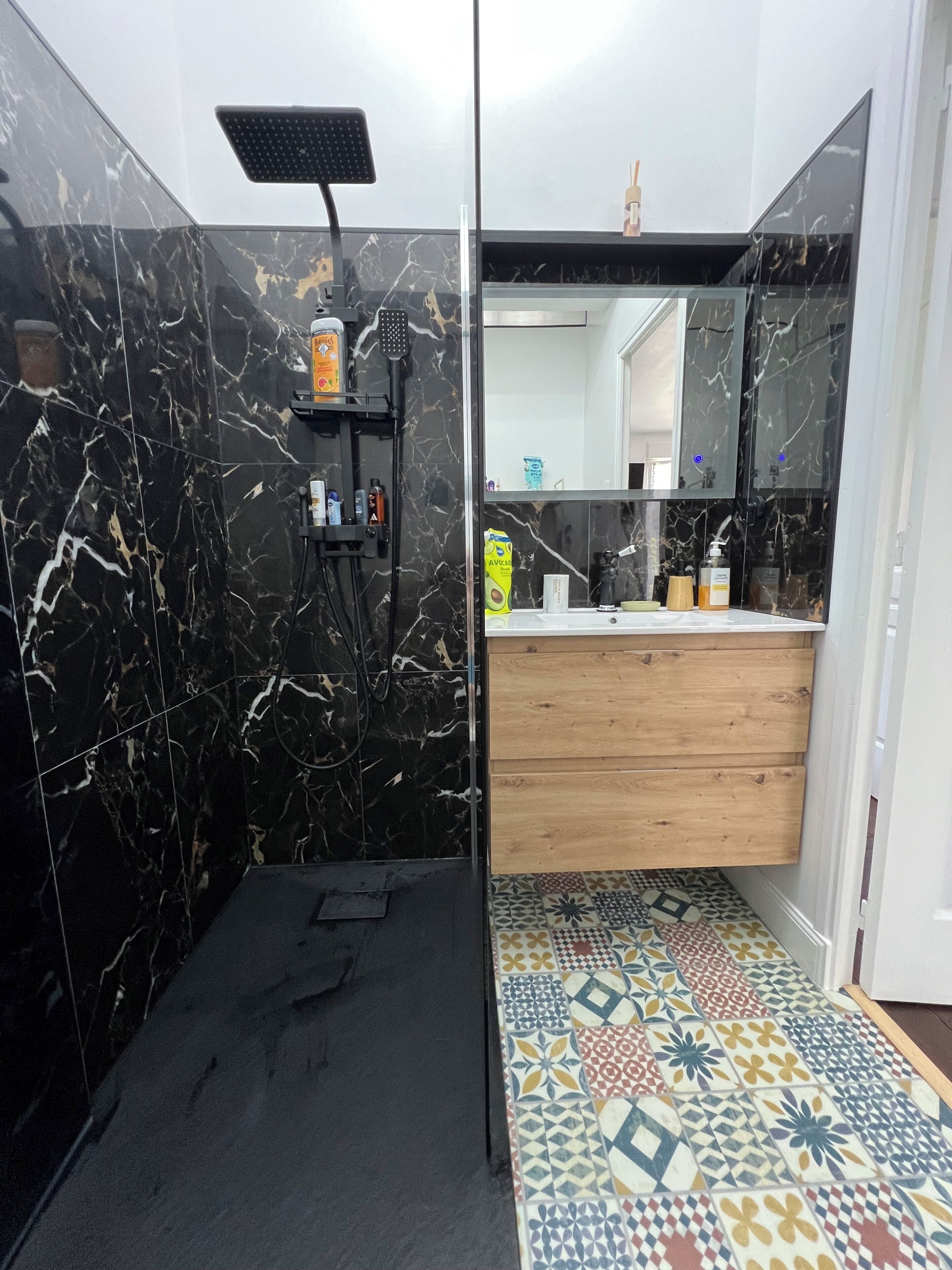 Sèche-cheveux, serviettes fournies, savon, papier toilette