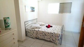 3 bedrooms, iron/ironing board, WiFi, bed sheets - LABE KAZ KREYOL Creole house 5min from the sea, surf spot and town center (Le Moule)