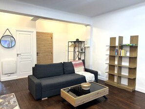 Een televisie en boeken