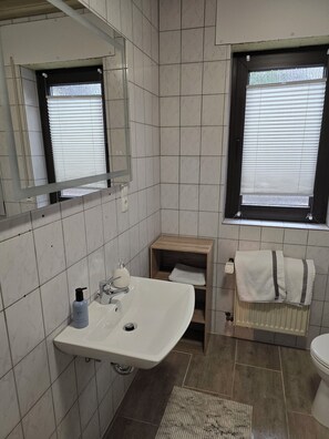 Dusj, håndklær, såpe og toalettpapir