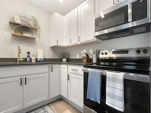 Fridge, microwave - Charming Southern Retreat in Rincon – Near Savannah (Rincon)