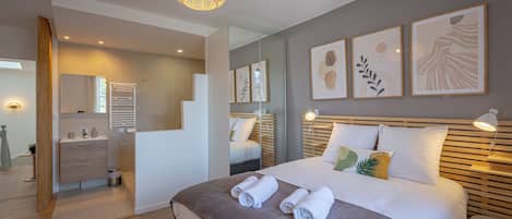 6 bedrooms, iron/ironing board, WiFi, bed sheets