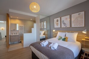 A modern hotel room with a large bed, a bedside table, a mirror, and artwork on the wall. - House renovated in 2025, 2 minutes from the Loire River, garden & barbecue, 6 bedrooms with private showers (Blois)