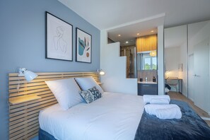 6 bedrooms, iron/ironing board, WiFi, bed sheets