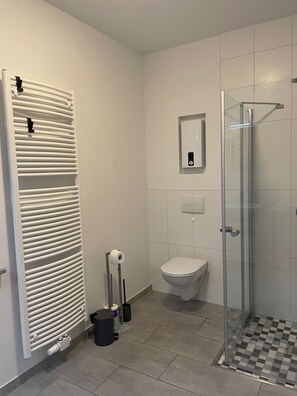 Dusj, hårføner, håndklær og såpe