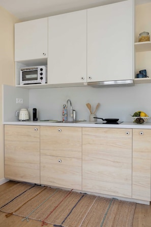 Casa | Cocina privada | Frigorífico, microondas, horno y placa de cocina