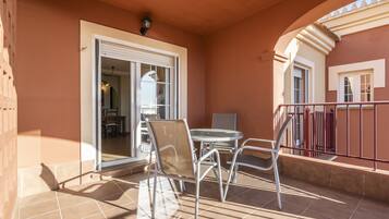 Apartment | Outdoor dining