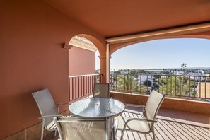 Outdoor dining - 3-bedroom Apartment With Pool (Ayamonte)