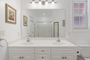 Chuveiro, secador de cabelo, toalhas de banho, sabonete