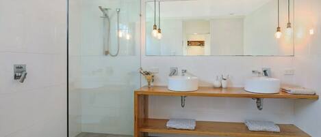 Dusch, handdukar, tvål och toalettpapper