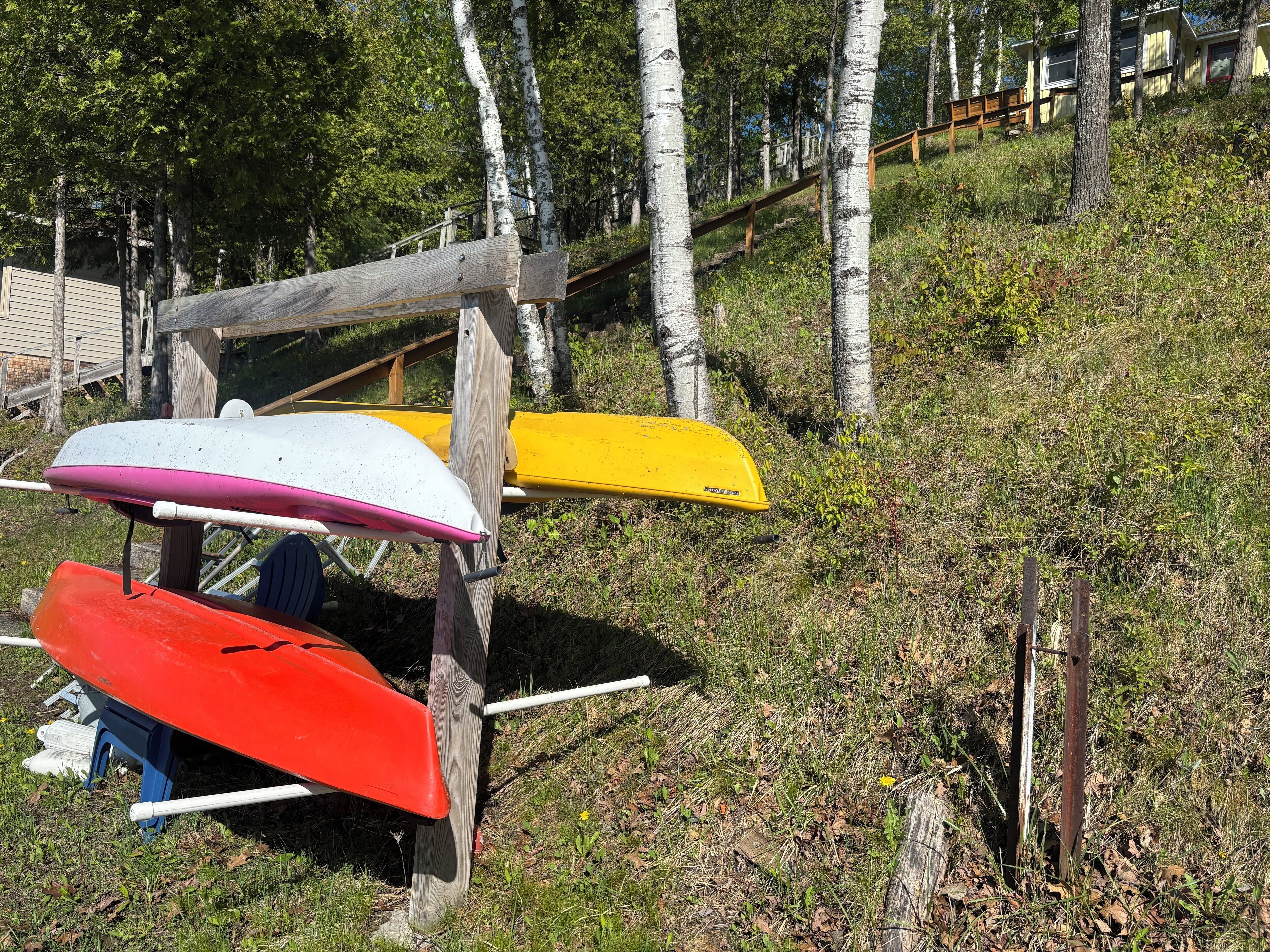 Una estructura de madera con kayaks de colores.