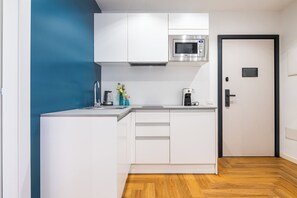 Fridge, microwave, stovetop, dishwasher - La Maison des Vents- Grecale House. Elegance and comfort at a stone's throw from the sea (Cagliari)