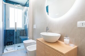 Dusche, Haartrockner, Bidet, Handtücher
