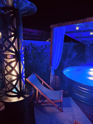 Outdoor spa tub - Charming gîte in Ardèche (Saint-Étienne-de-Fontbellon)