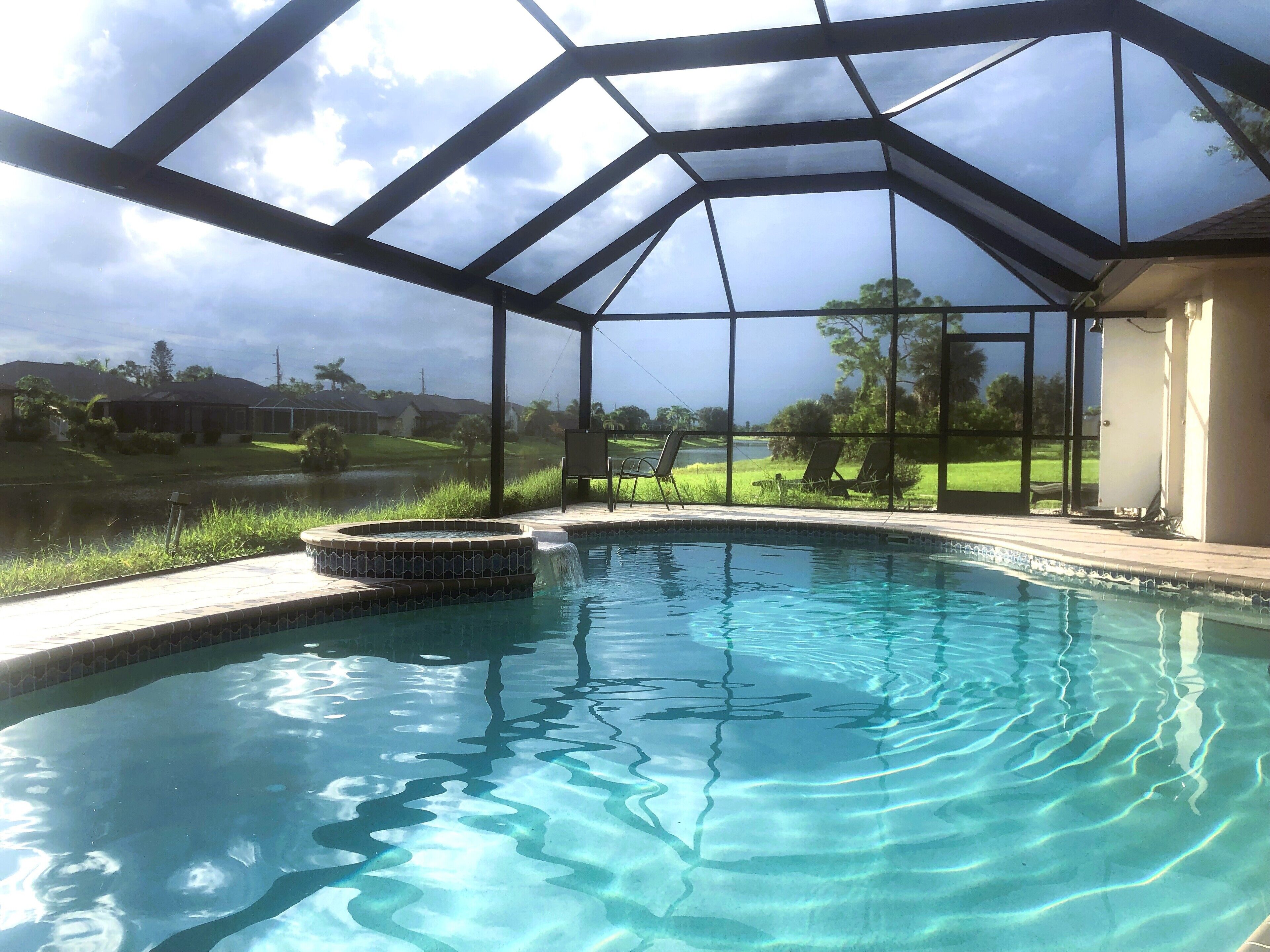 Alberca al aire libre y alberca climatizada