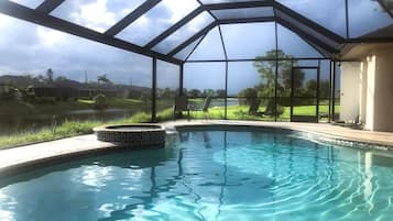 Alberca al aire libre y alberca climatizada