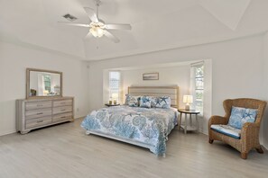 4 Schlafzimmer, Schreibtisch, Bügeleisen/Bügelbrett, Reisekinderbett