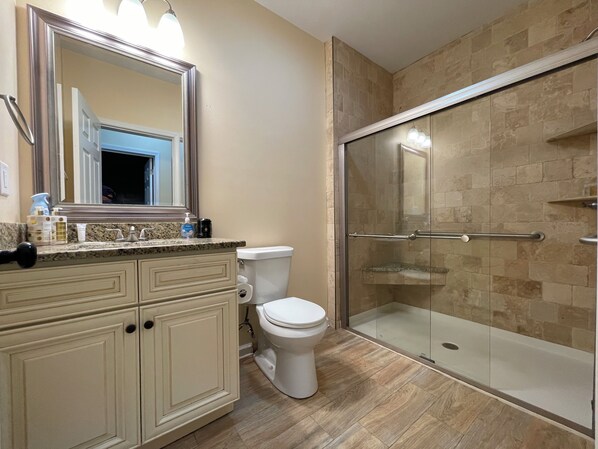 Douche, serviettes fournies, savon, papier de toilette