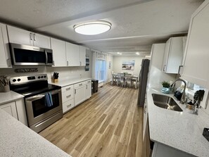 Kühlschrank, Mikrowelle, Ofen, Herdplatte