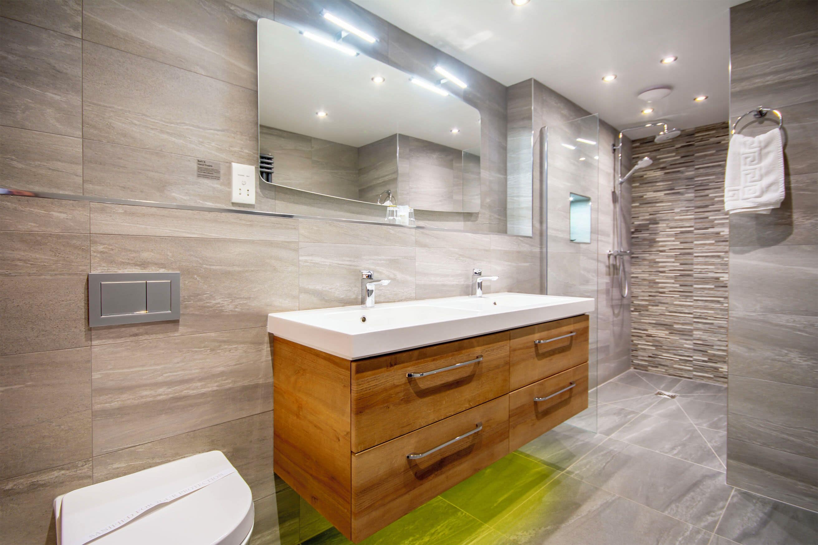 Suite | Badezimmer | Kostenlose Toilettenartikel, Haartrockner, Handtücher, Seife