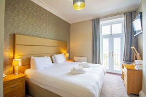 Premium double with balcony | 書桌、熨斗/熨衣板、免費無線上網