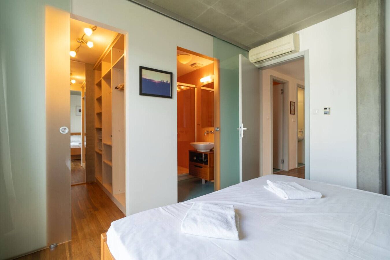 Desk, WiFi, bed sheets