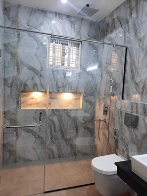 Douche, serviettes fournies, savon, papier toilette