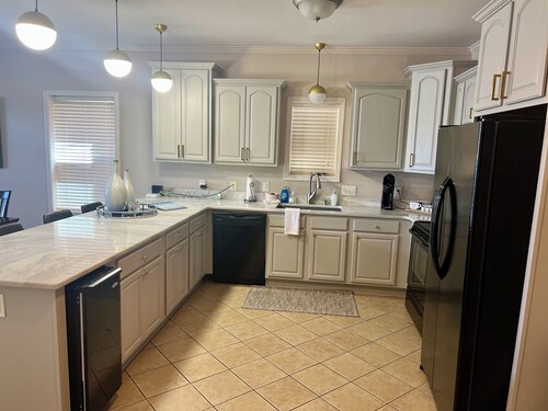 Homey lakefront condo on quiet cove in Hot Springs