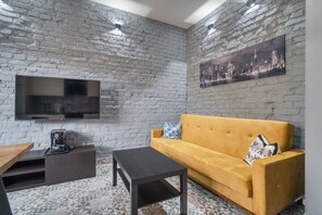 TV - Karlovy Cute Inn: 1BR apartment w/ Elegant bath (Karlovy Vary)