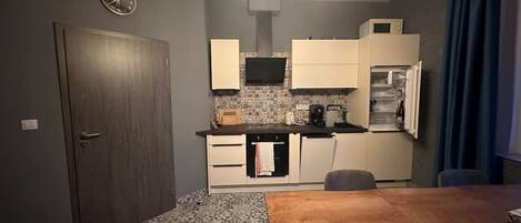 Een koelkast, een magnetron, een oven, een kookplaat