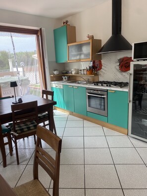 Een microgolfoven, een oven, een kookplaat