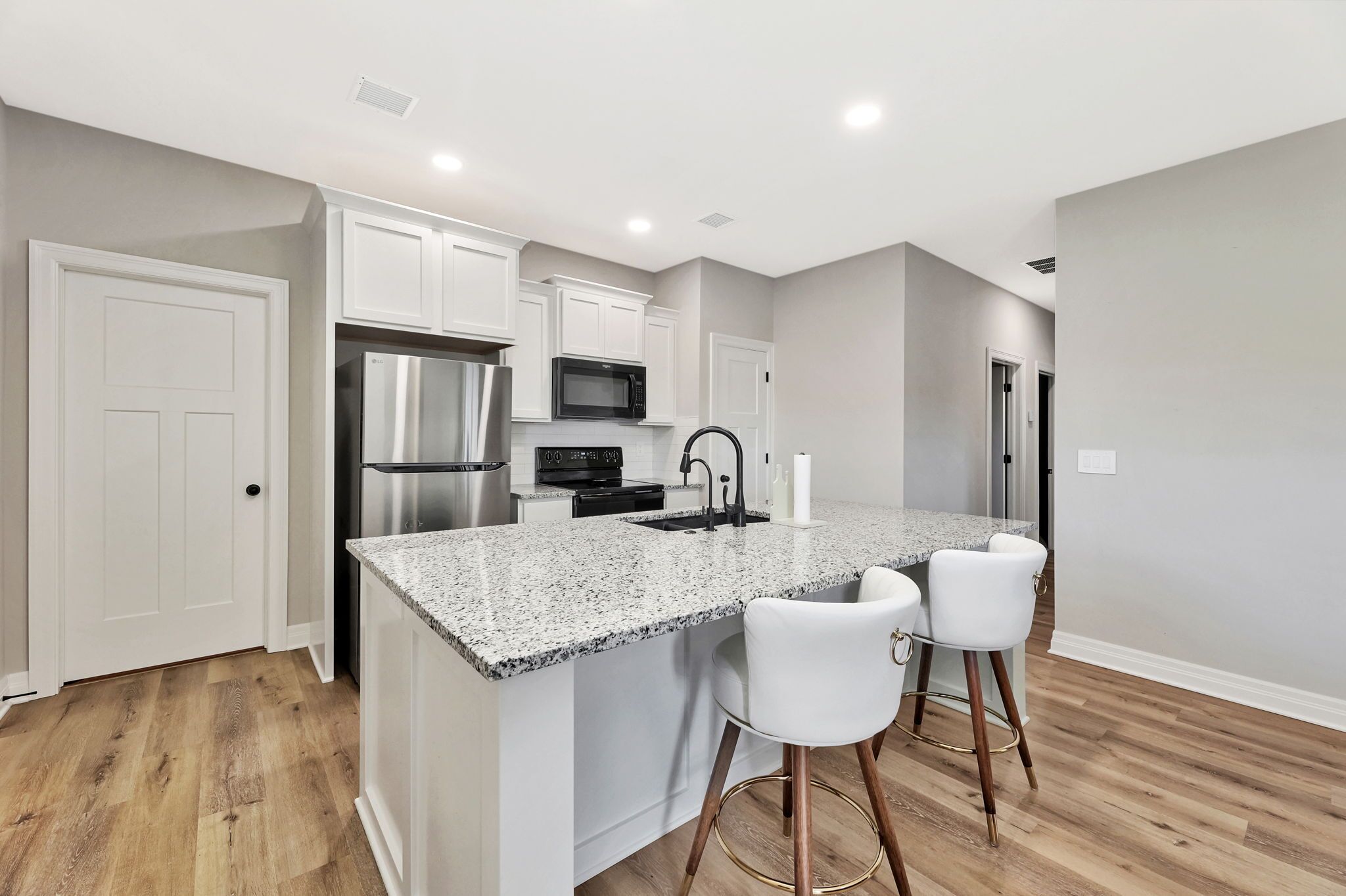 Een microgolfoven, een oven, een kookplaat, een vaatwasser