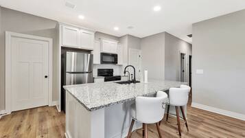 Micro-ondes, four, plaque de cuisson, lave-vaisselle