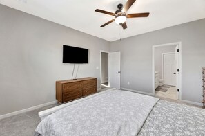 3 bedrooms, iron/ironing board, WiFi, bed sheets - Tranquil Pondside Retreat (Goddard)