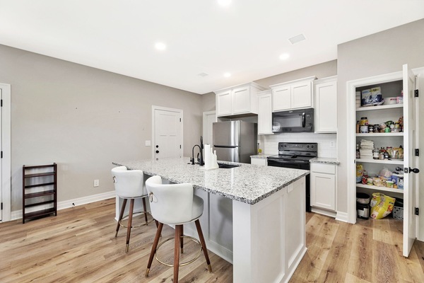 Een microgolfoven, een oven, een kookplaat, een vaatwasser