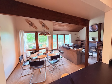 TV, fireplace. Charming 2BR condo at Greek Peak near Finger Lakes, Gutchess Sports complex