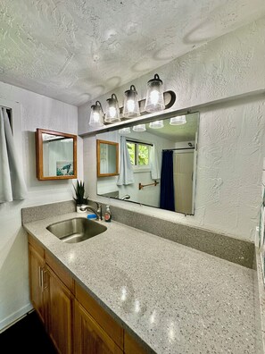 Dusj, hårføner, håndklær og såpe