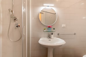 Douche, bidet, serviettes fournies, shampoing