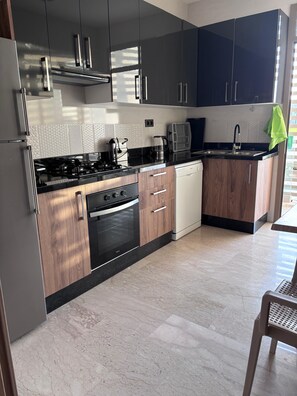 Fridge, oven, stovetop, dishwasher