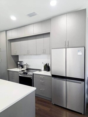 Fridge, oven, stovetop, dishwasher
